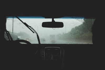两人在下雨的路上开车